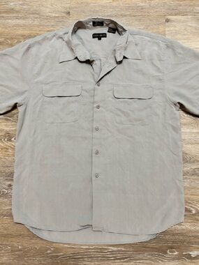 Men's Light Gray Short-Sleeve Button-Down Shirt